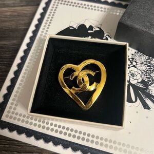 CHANEL Vintage Gold CC Logo Heart Brooch